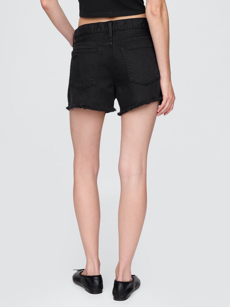 Short in denim nero con orlo sfrangiato_2