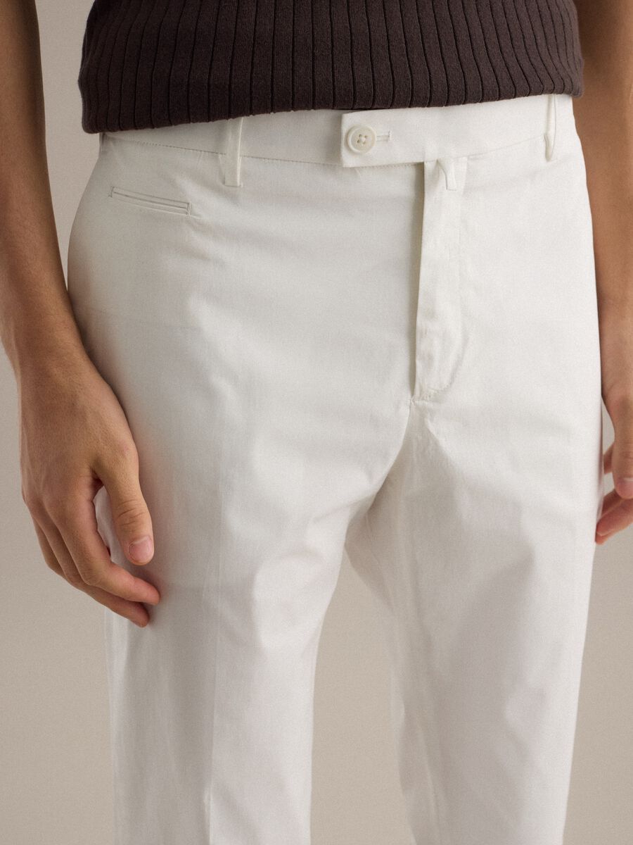 Pantaloni in cotone elasticizzato bianchi regular fit_4