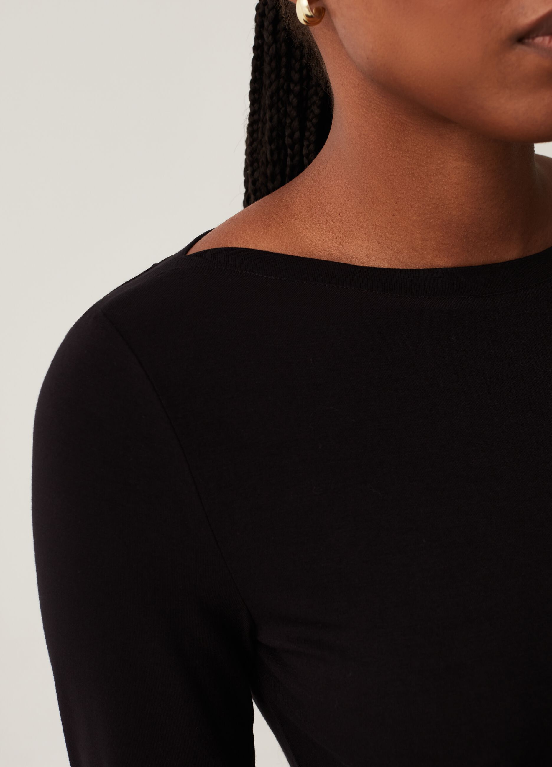 T-shirt a maniche lunghe scollo a barchetta_3