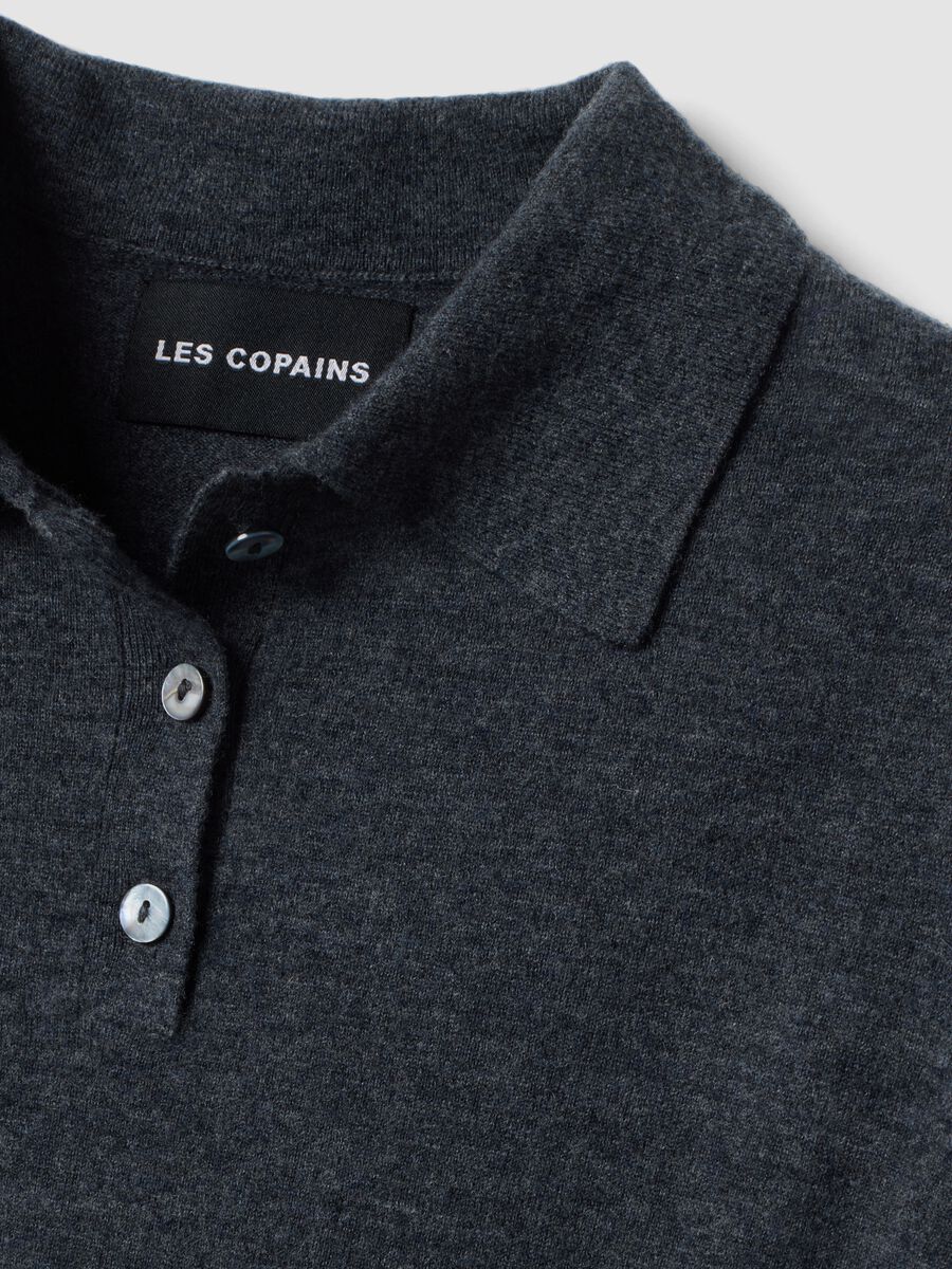 Maglia grigia in pura lana con colletto polo regular fit_5