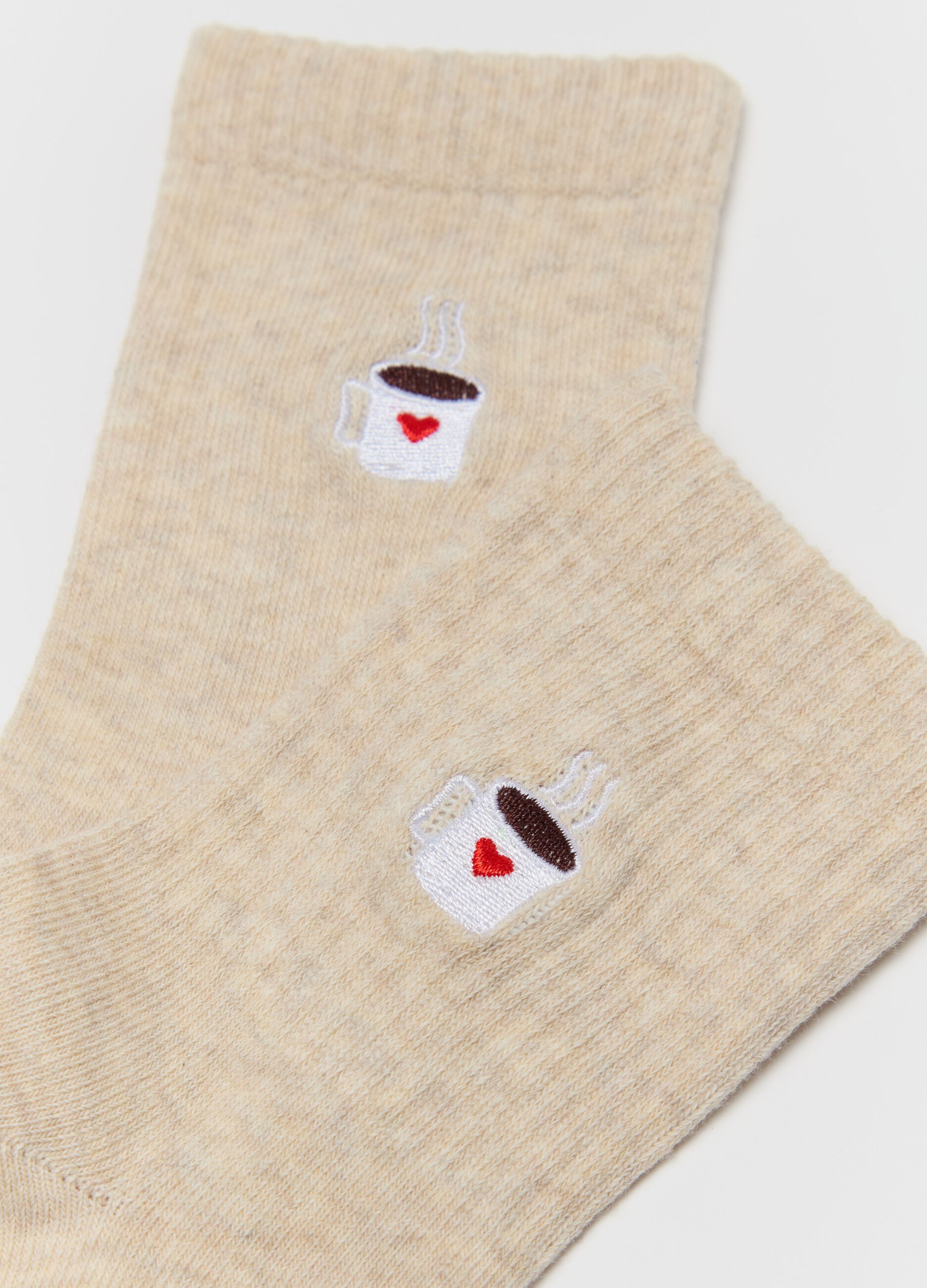 Short socks with embroidery
