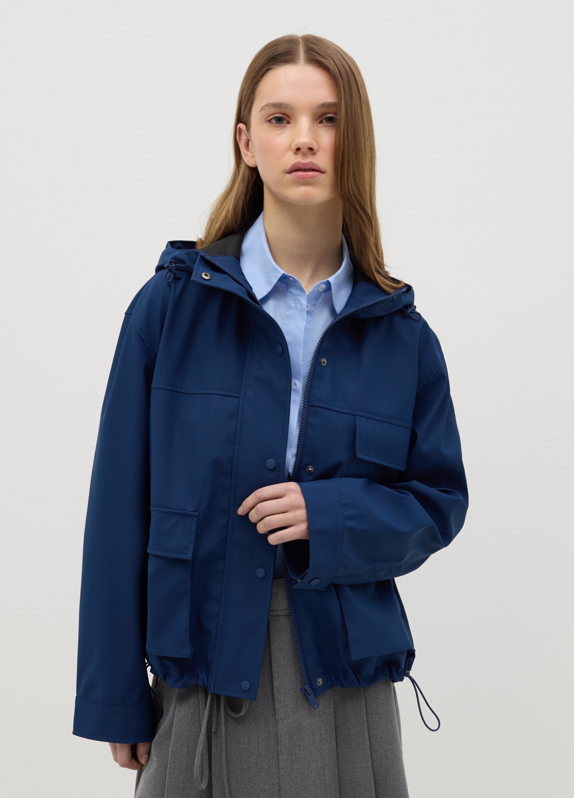 Short parka with hood and drawstring
