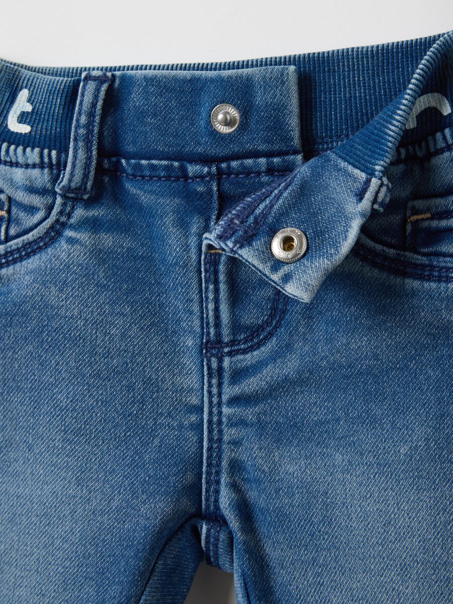 Blue cotton blend jeans for newborns regular fit_2