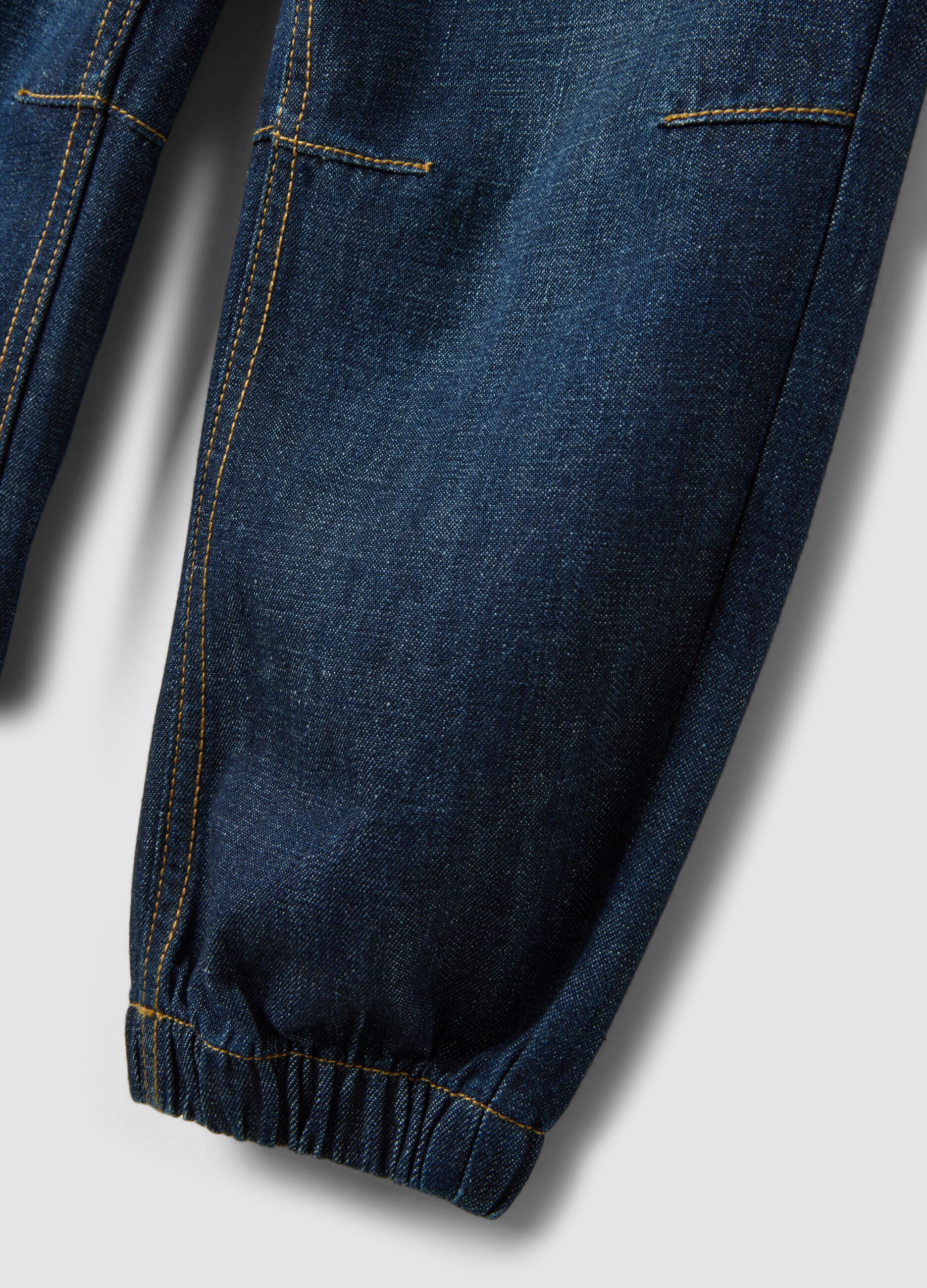 Jogger denim blu in misto cotone e viscosa con vita elasticizzata relaxed fit