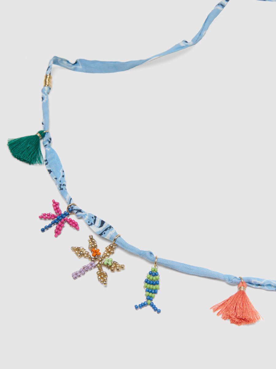 Collana bandana multicolor con charms_2