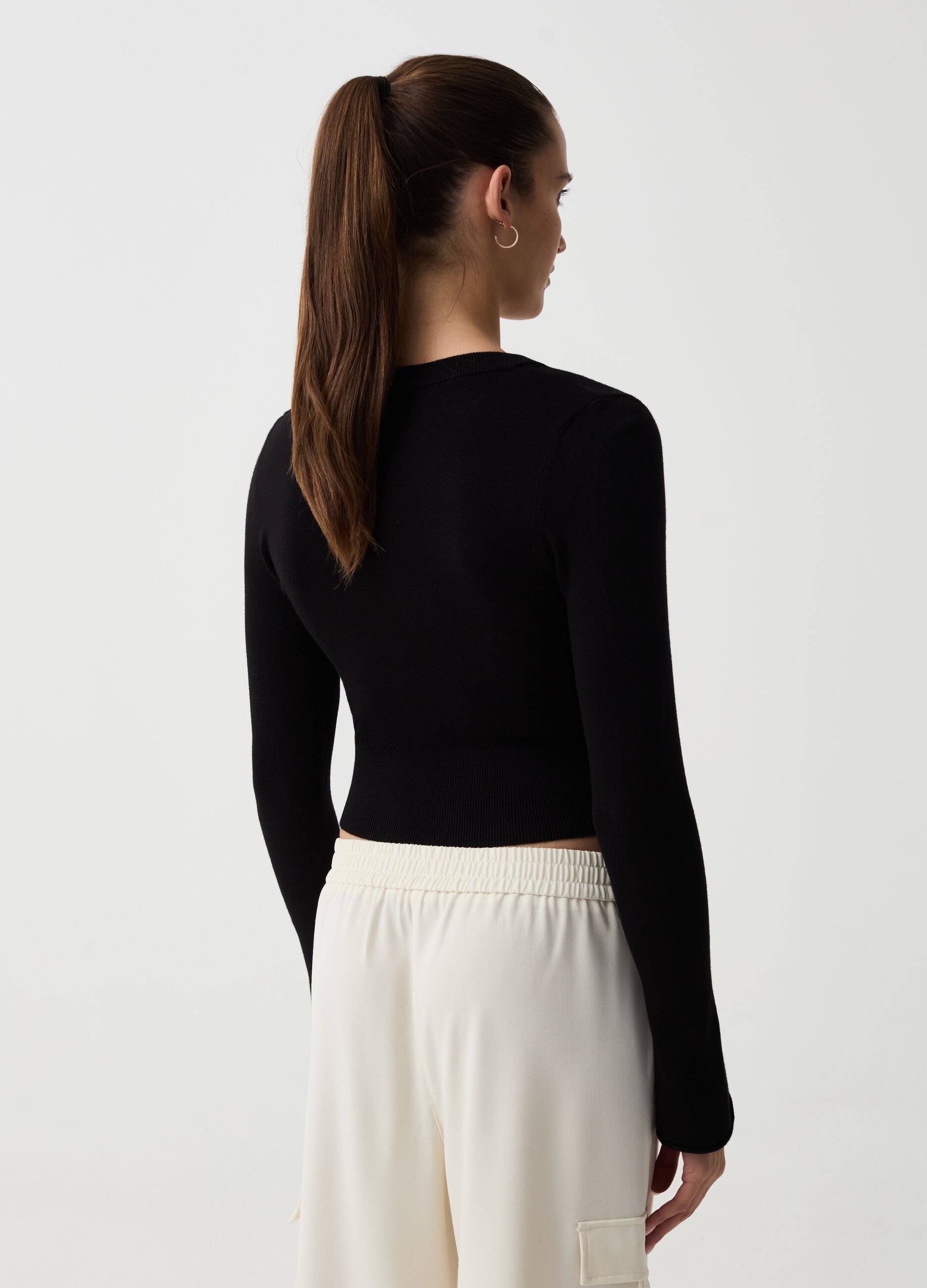 Cropped pullover with V neck