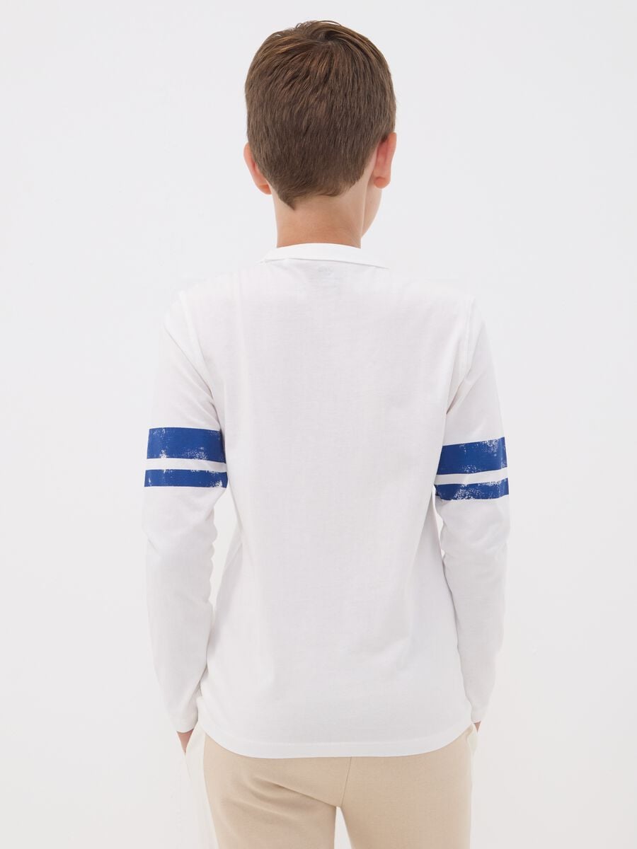 T-shirt bianca in puro cotone organico con stampa college per ragazzo_2