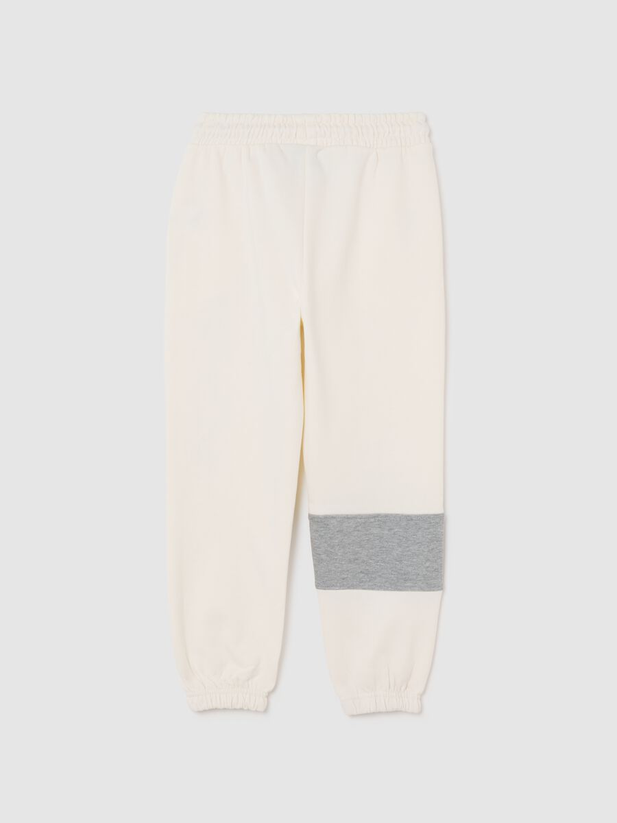 Jogger da bambino in misto cotone bianchi vestibilità over con logo Nets_1