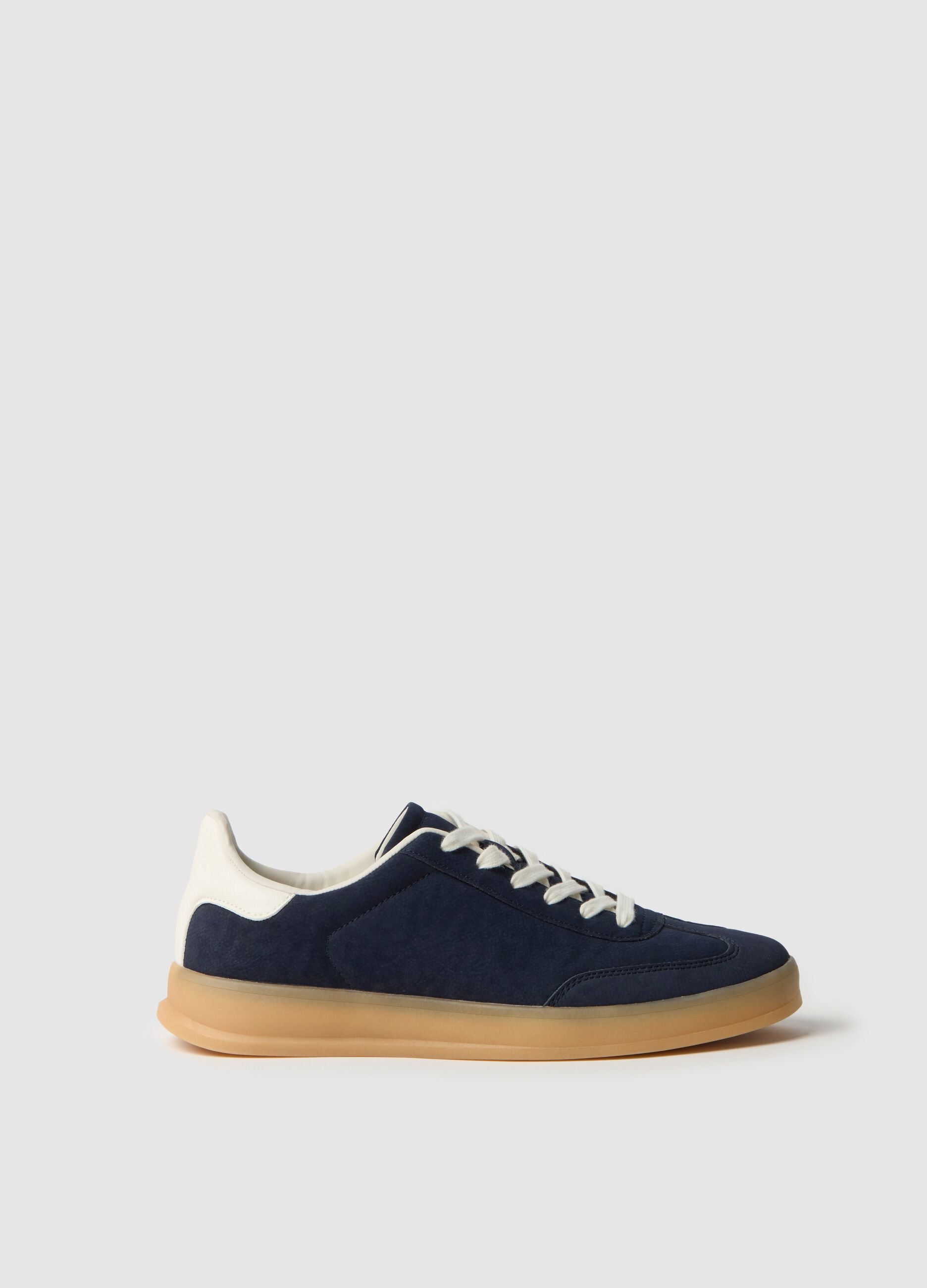 Sneakers with laces