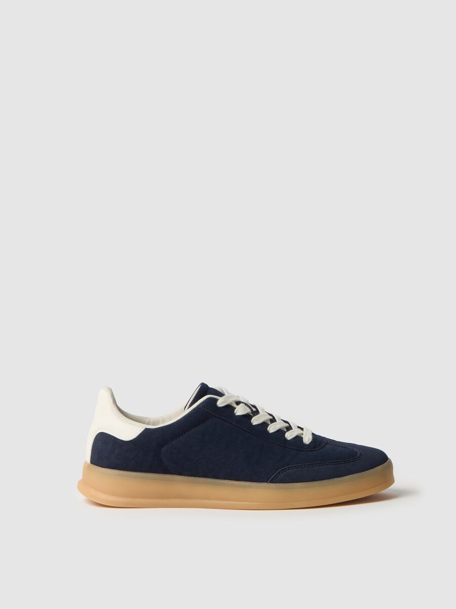 Sneakers with laces_0