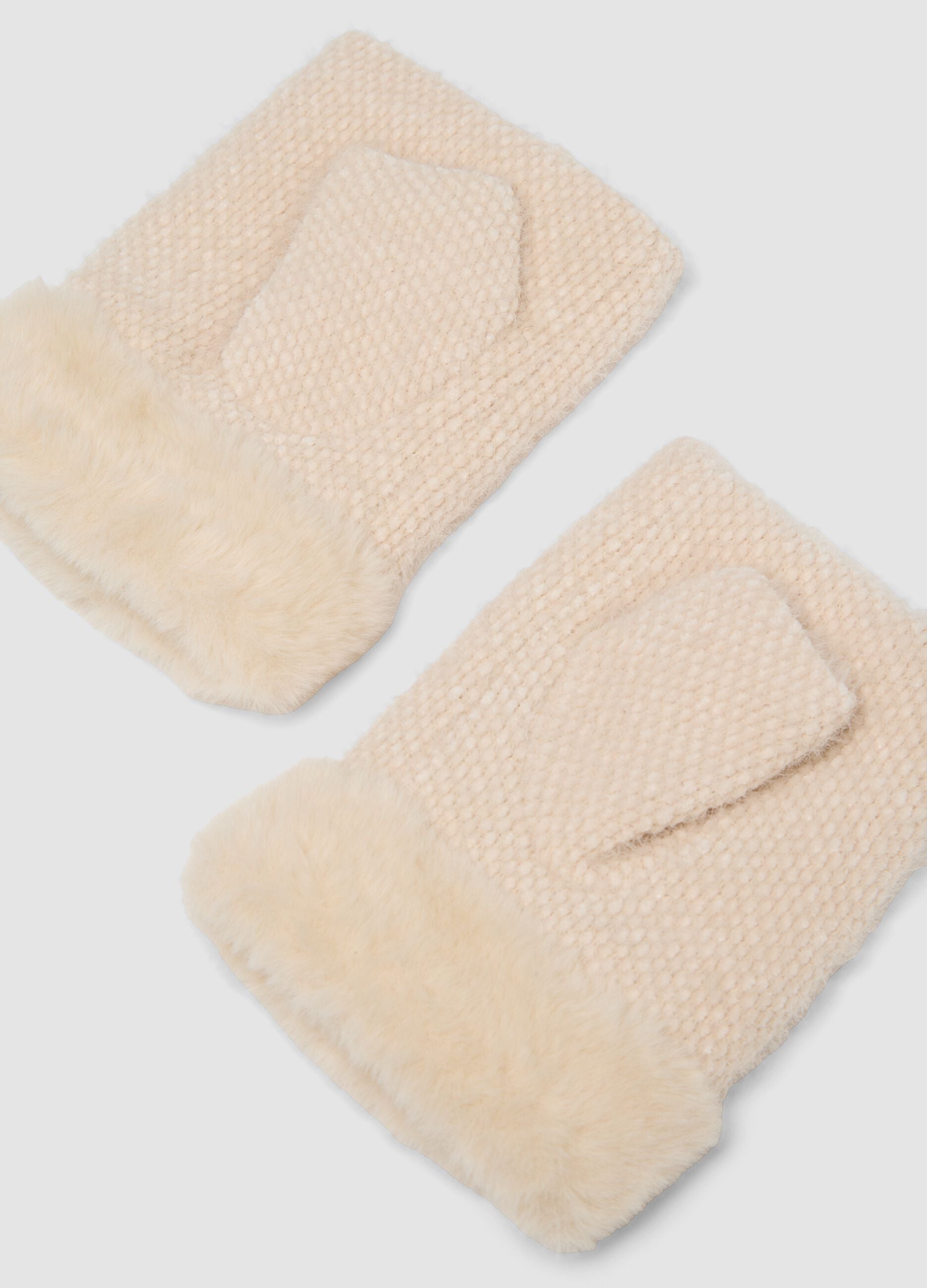 Sand knitted gloves with teddy-effect cuff and embroidery
