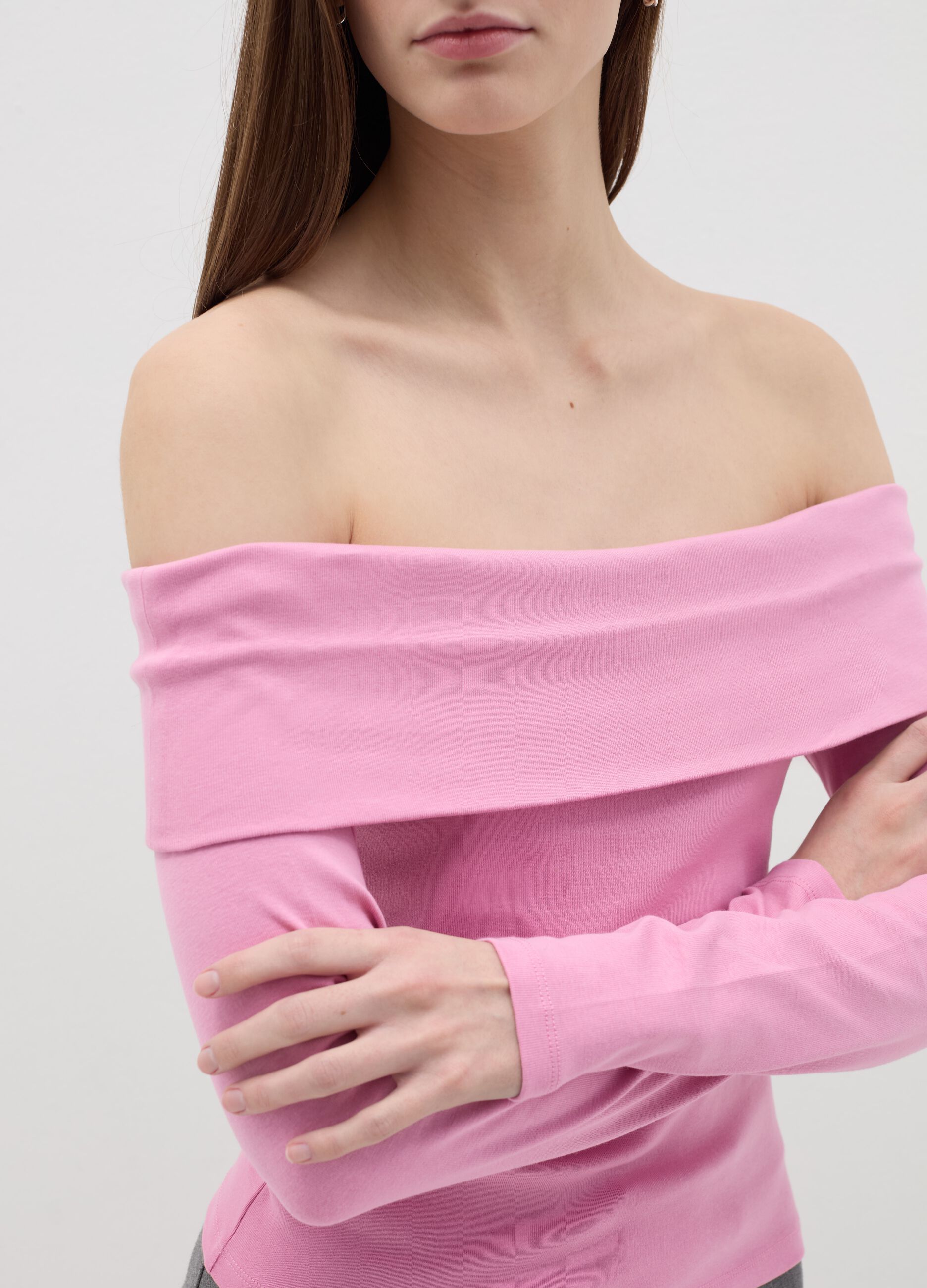 T-shirt con spalle scoperte