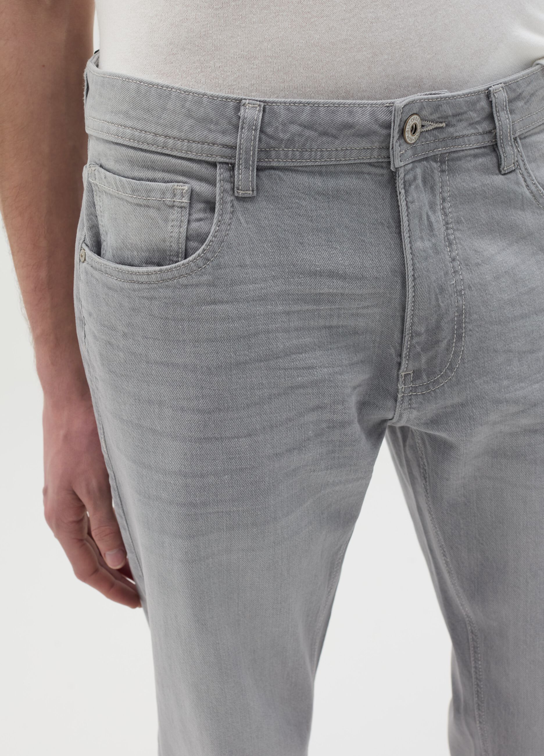 Jeans slim fit con scoloriture