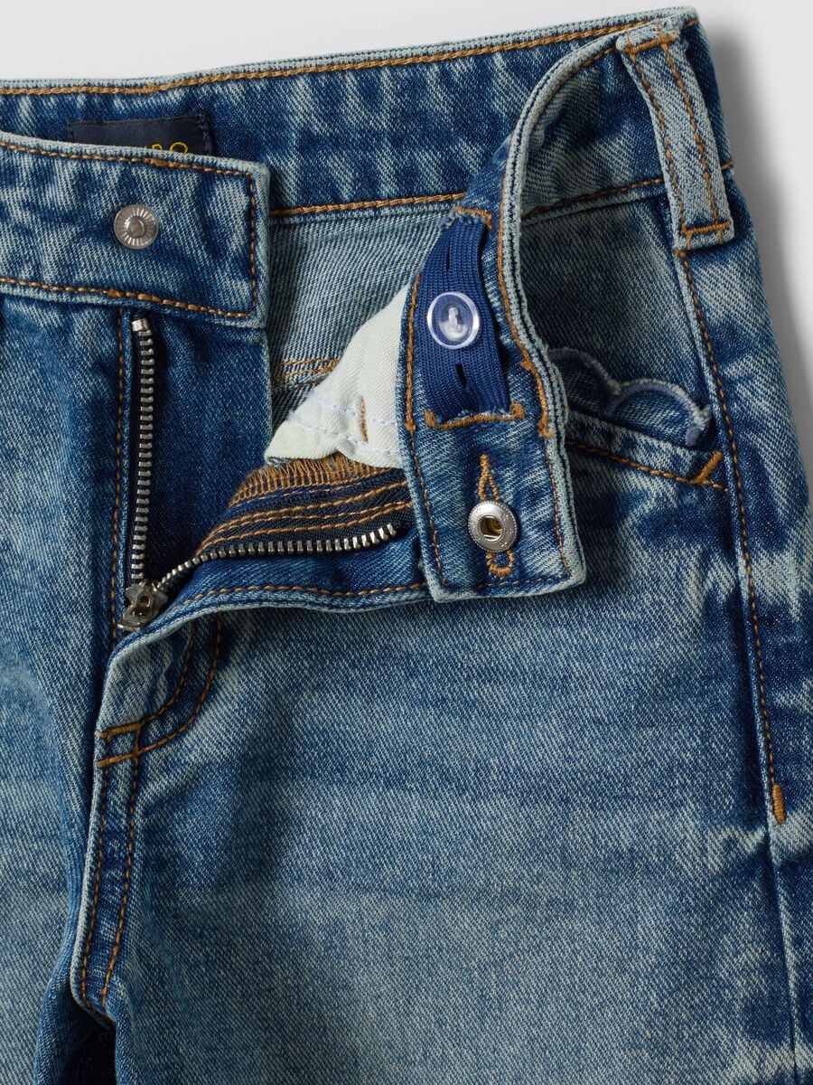 Jeans blu in puro cotone straight fit con passanti per bambina_2