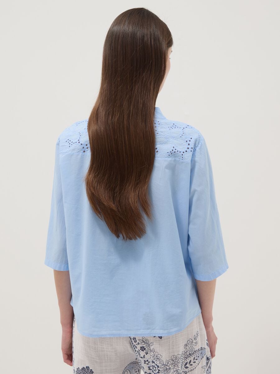 Camicia azzurra in puro cotone con ricami traforati regular fit_3