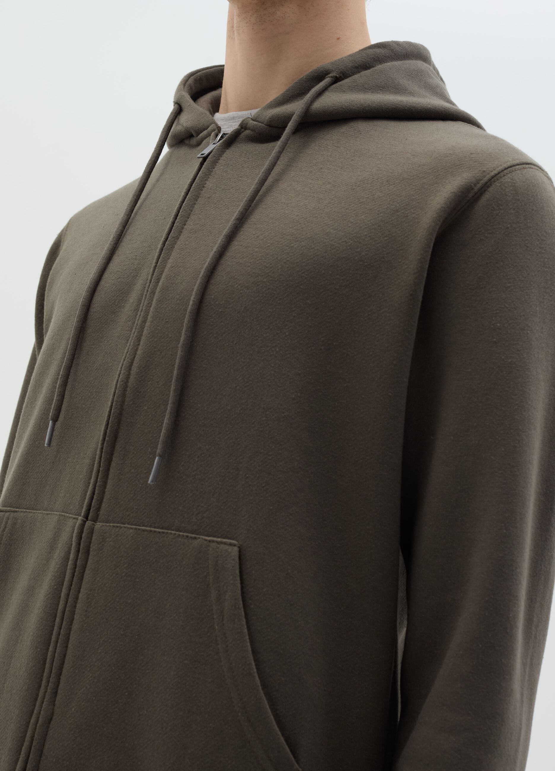 Essential full-zip sweatshirt with hood