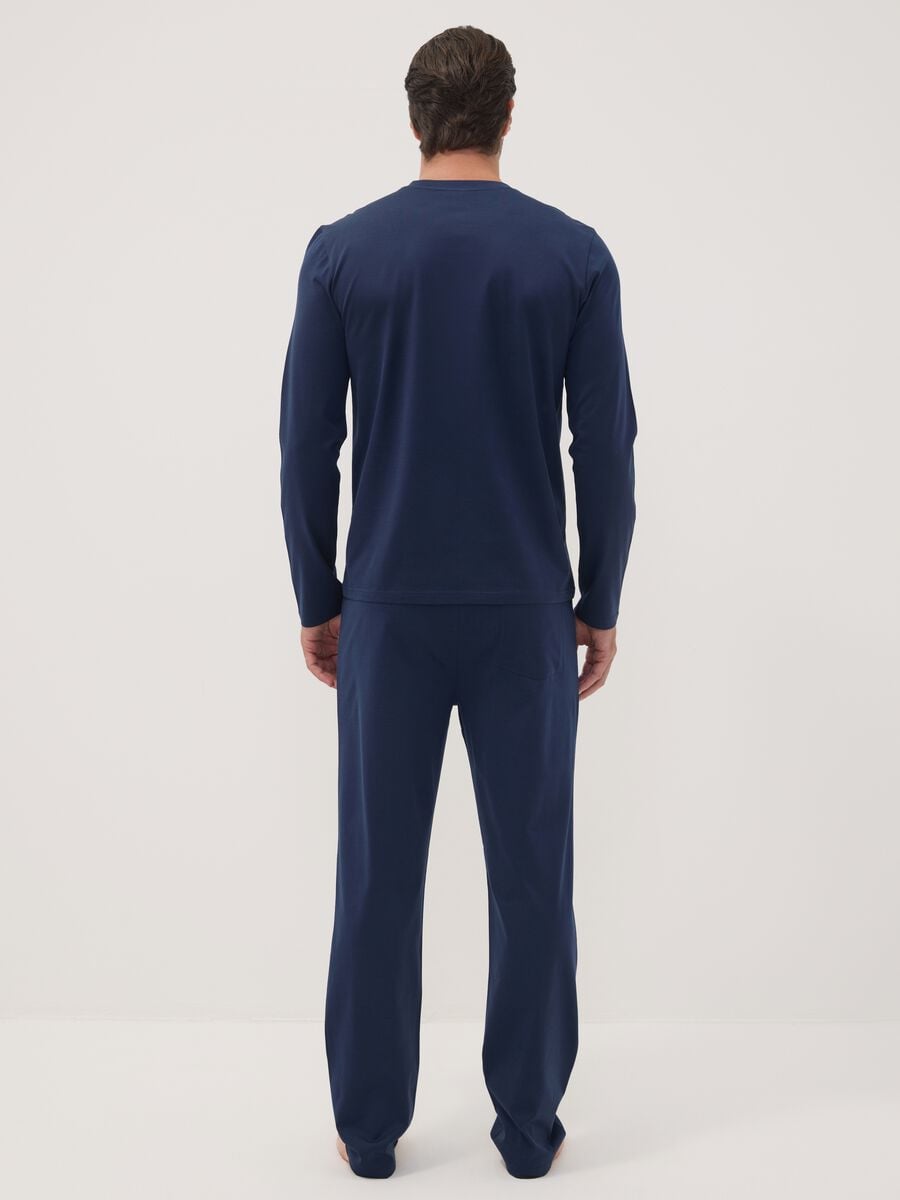 Pigiama blu in puro cotone organico con scollo serafino regular fit_3