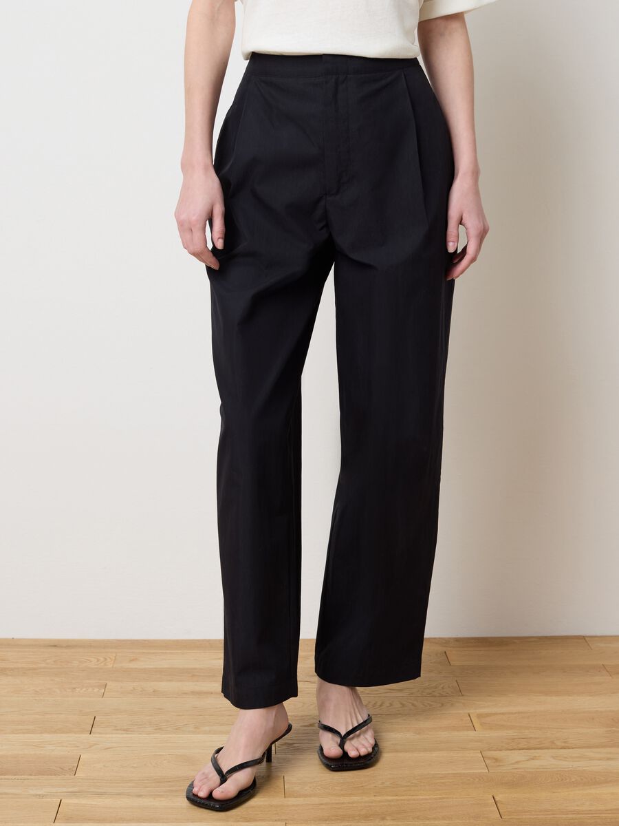Black carrot-fit trousers with darts_1