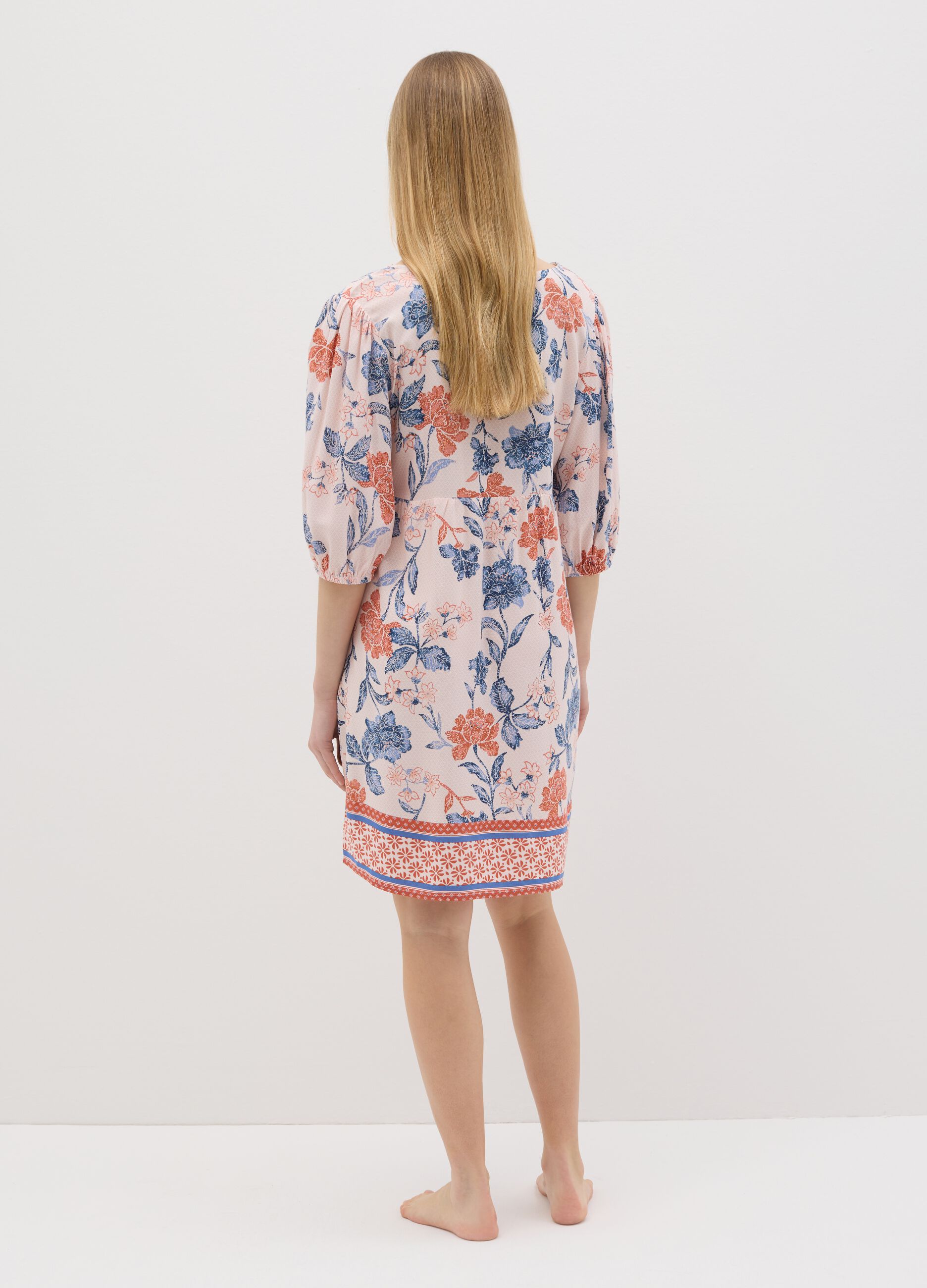 Camicia da notte arancione e azzurro con stampa floreale