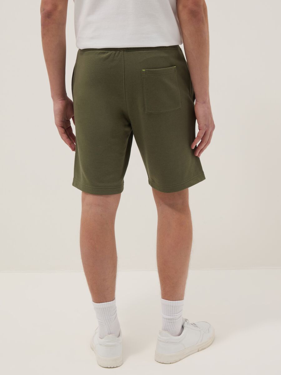 Bermuda verdi in misto cotone con vita elasticizzata_2