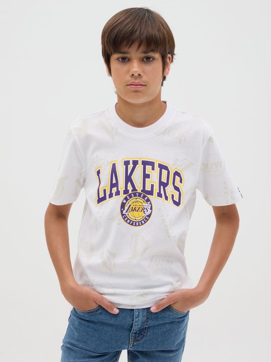 Boys’ white over-fit T-shirt in 100% cotton with NBA print_0