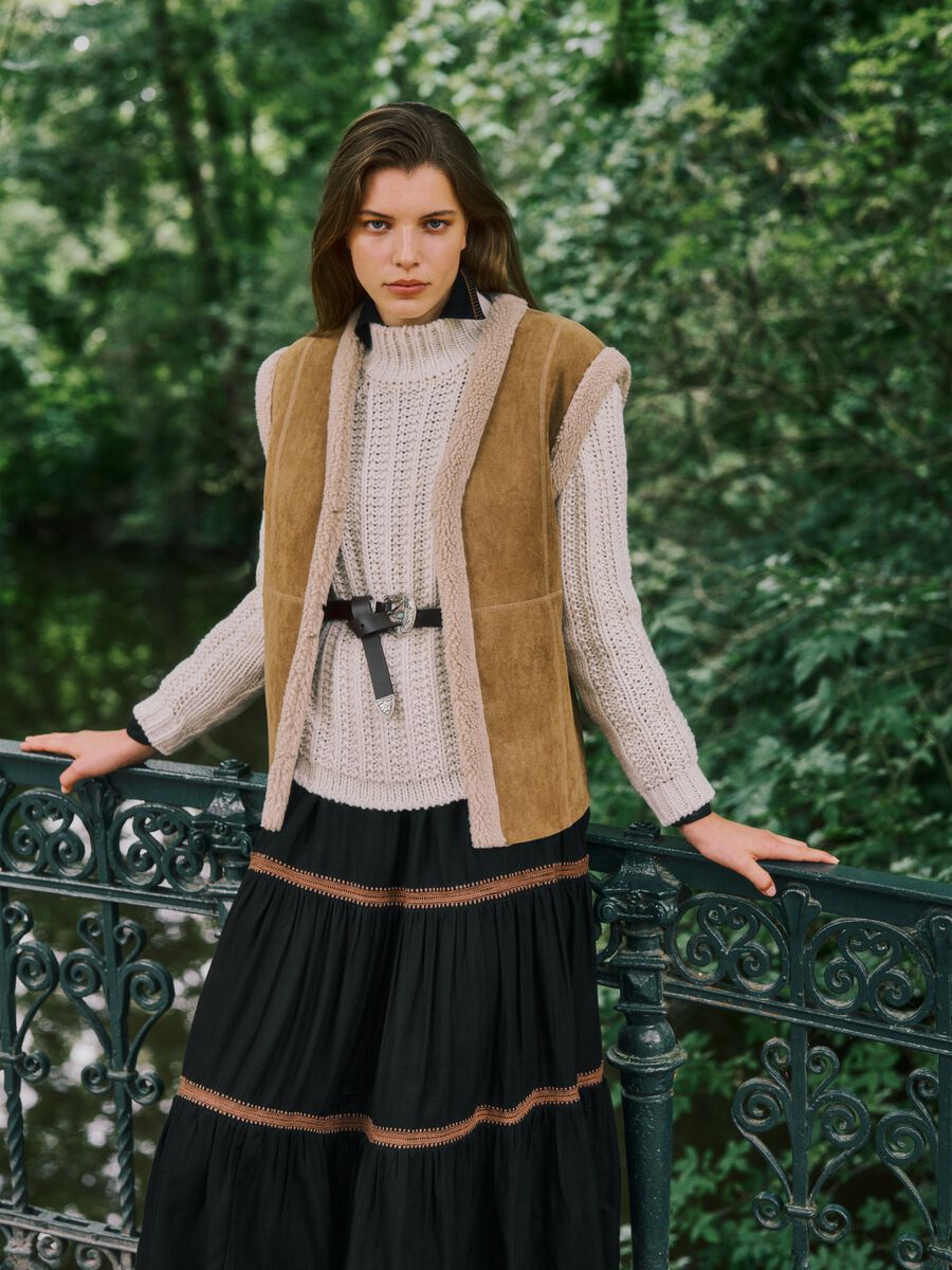 Abito lungo nero regular fit con dettagli ricamati_0