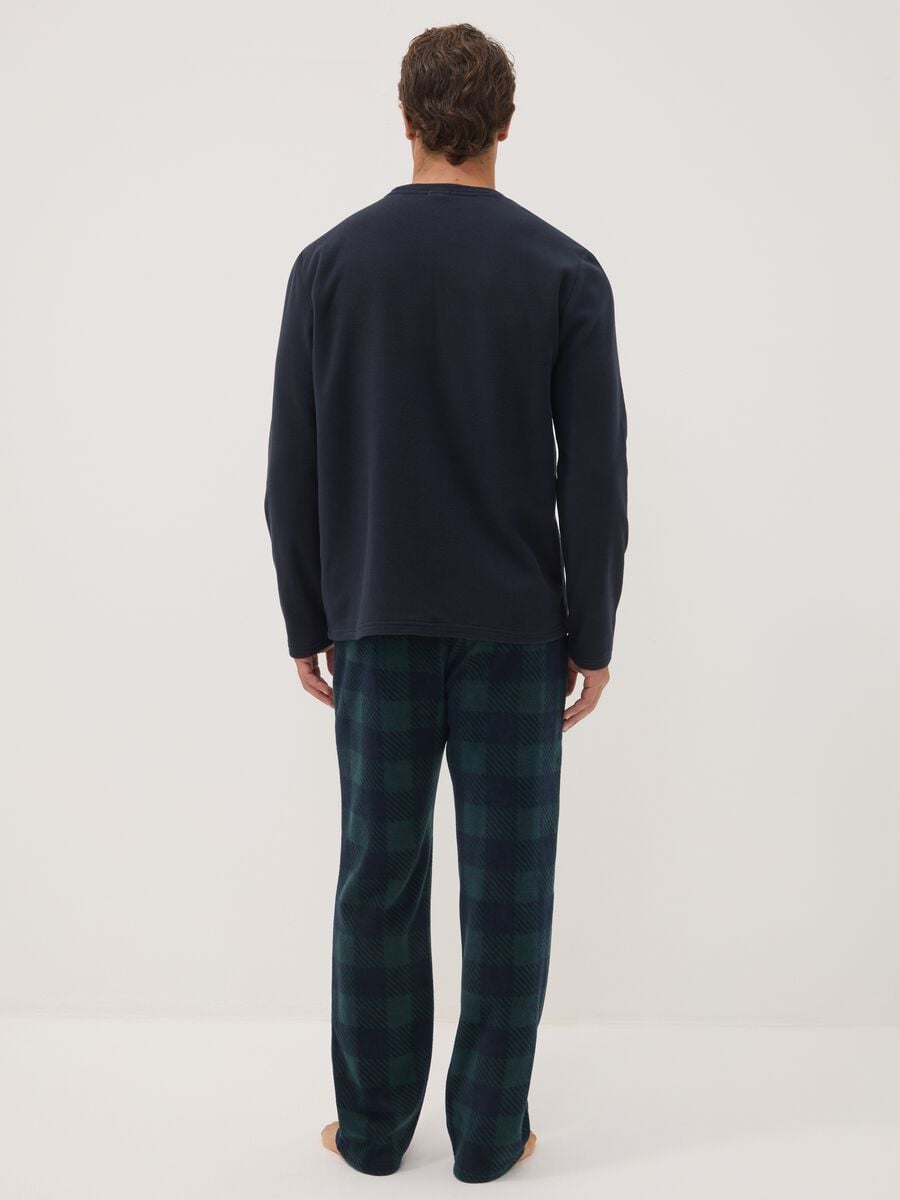 Pigiama blu navy lungo con girocollo e pantaloni a quadri_3