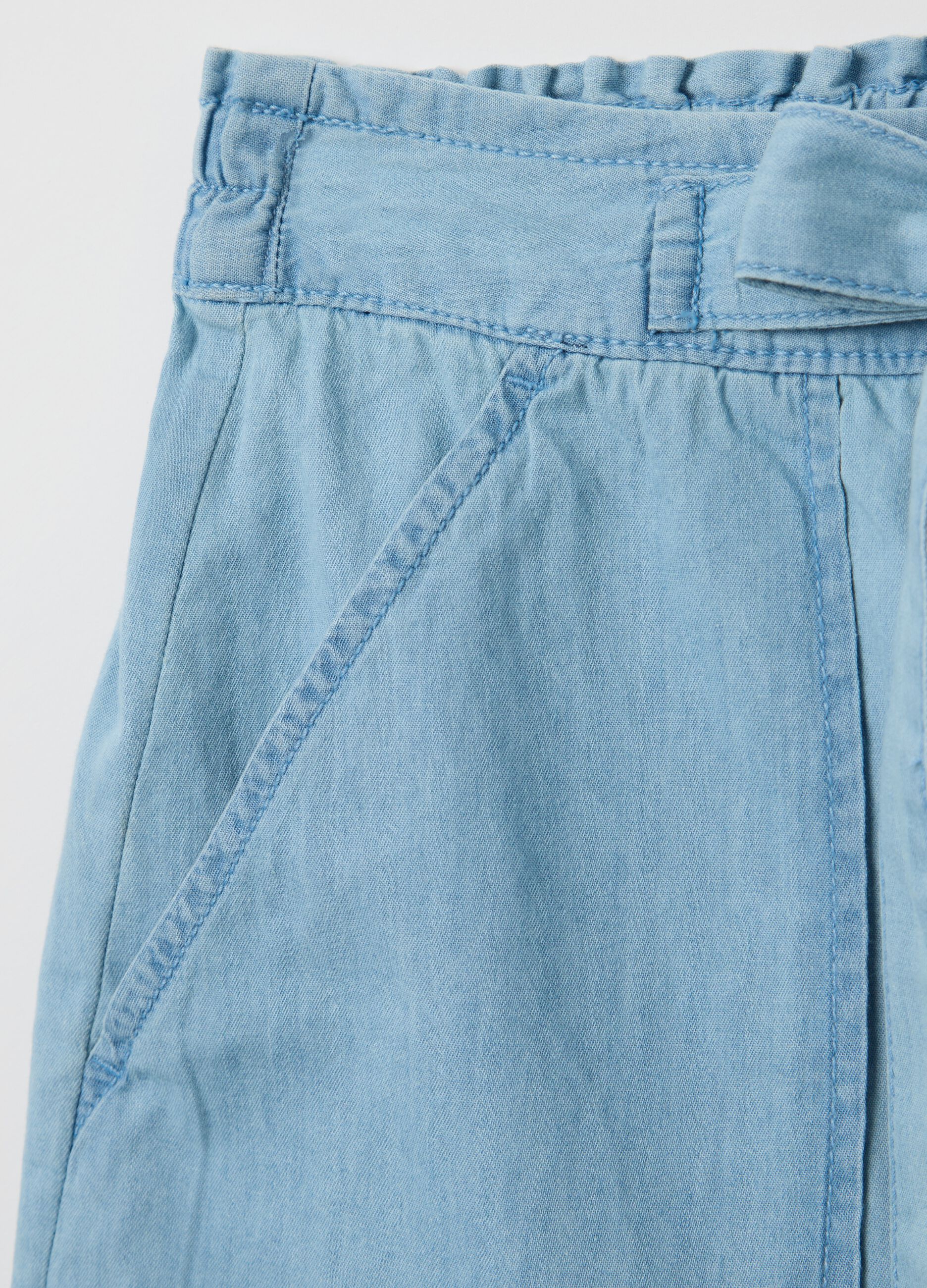 Fluid denim shorts with bow and light wash