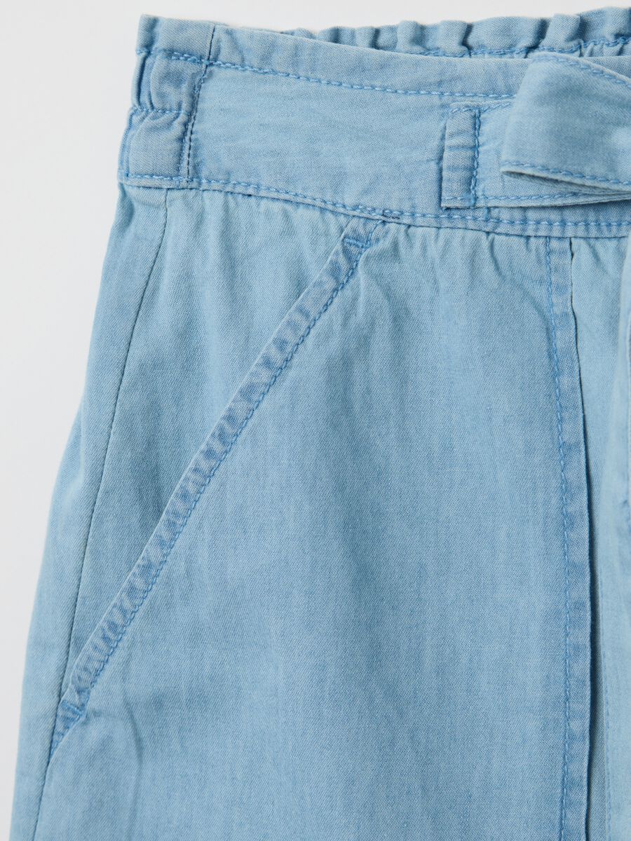 Fluid denim shorts with bow and light wash_5