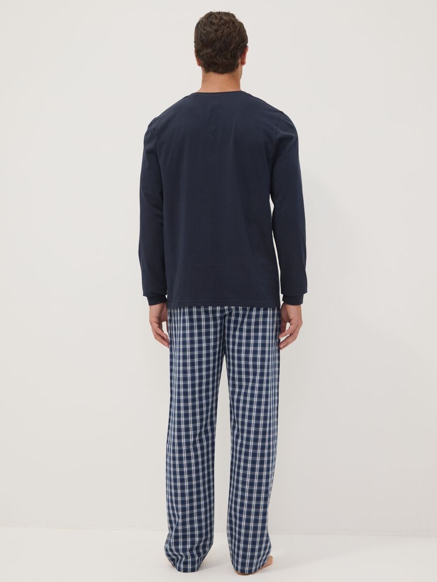 Pigiama blu in puro cotone organico con collo serafino regular fit_2
