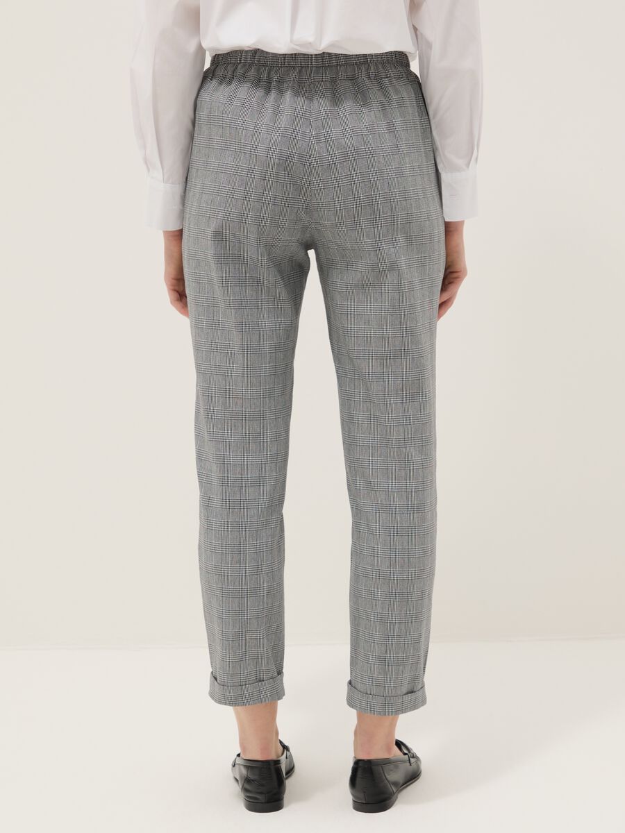 Pantaloni grigi a quadri in misto cotone elasticizzato regular fit_2