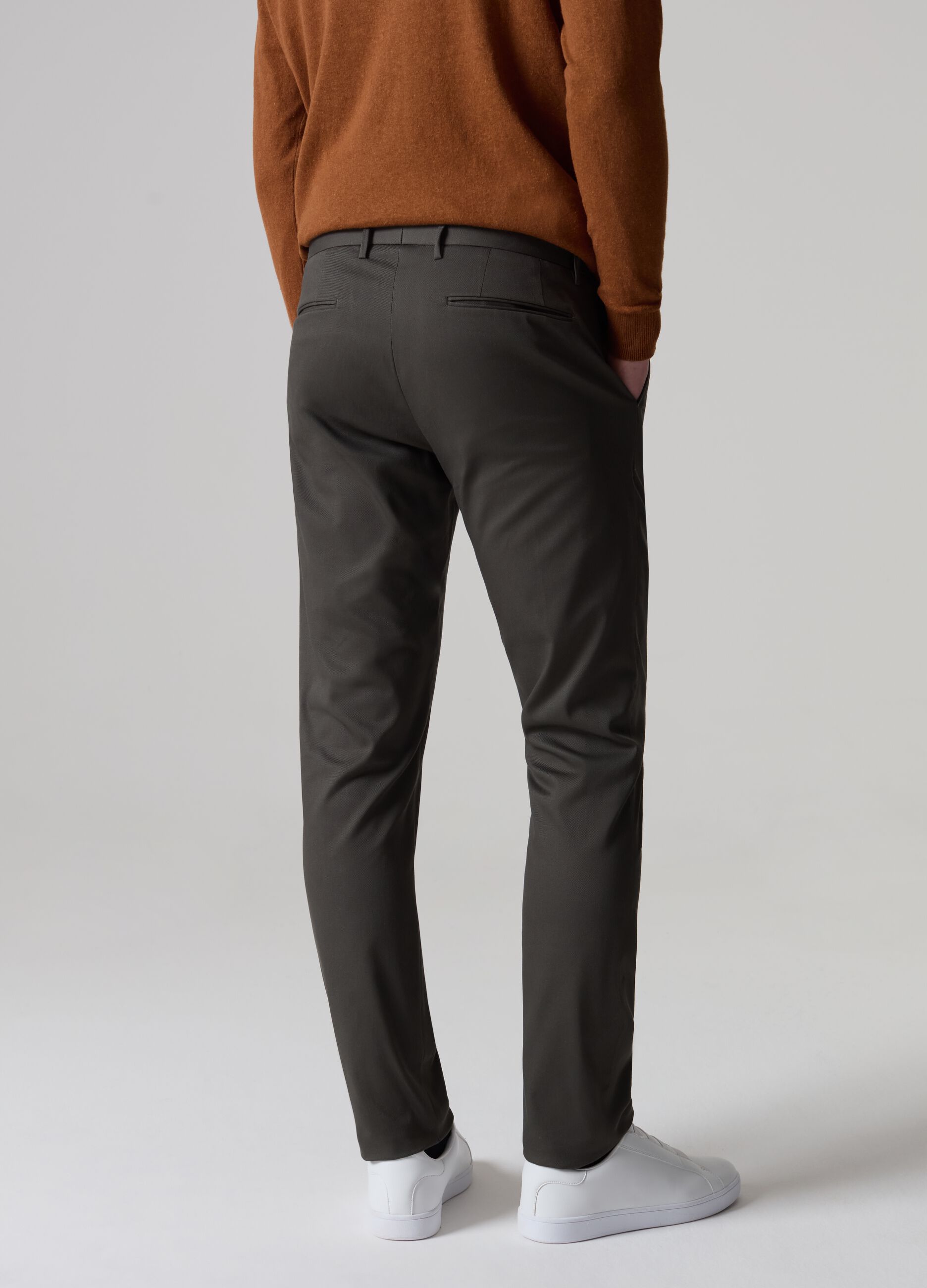 Contemporary chino trousers with five pockets