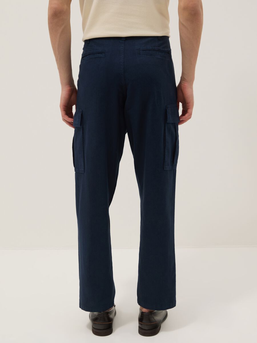 Blue regular-fit linen and cotton blend cargo trousers_2