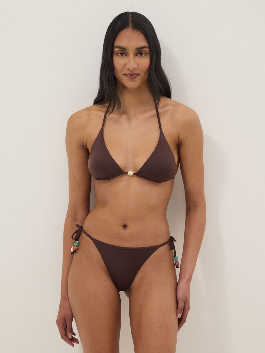 Slip bikini in tessuto elasticizzato marrone con laccetti con pietre_0