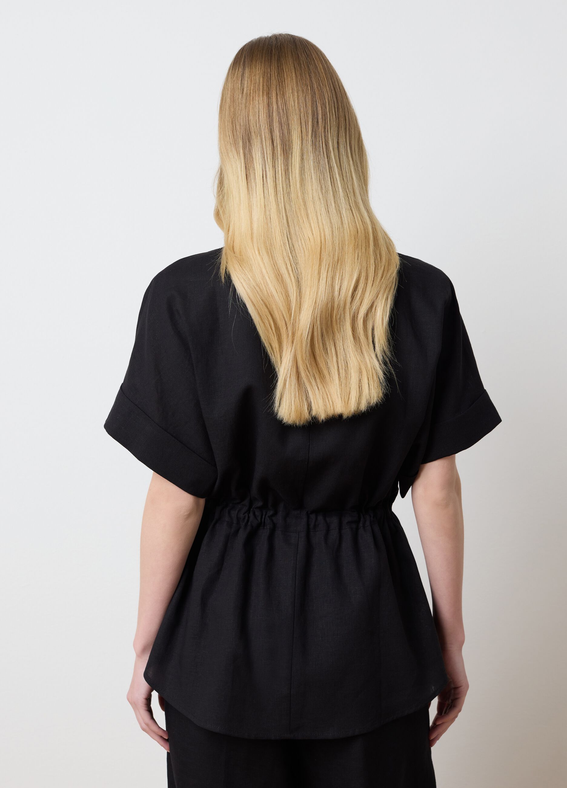 Short-sleeved shirt with drawstring