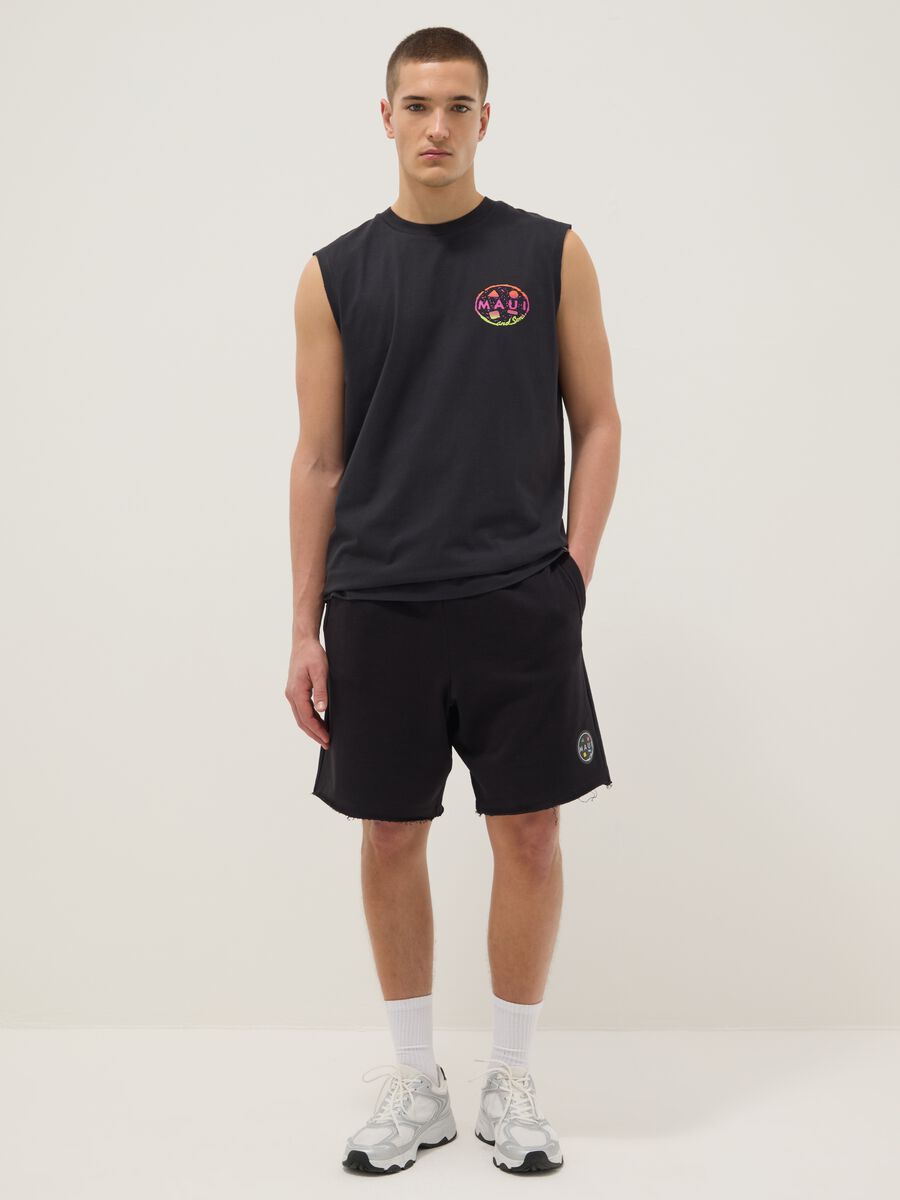 Bermuda in puro cotone nero relaxed fit con orli tagliati_0