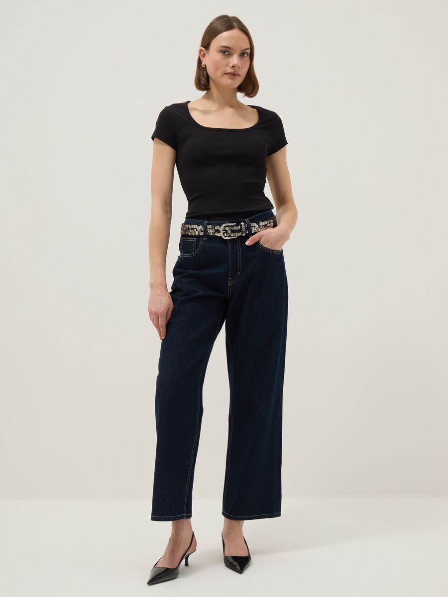 T-shirt fitted in cotone elasticizzato nera con scollo quadrato_2