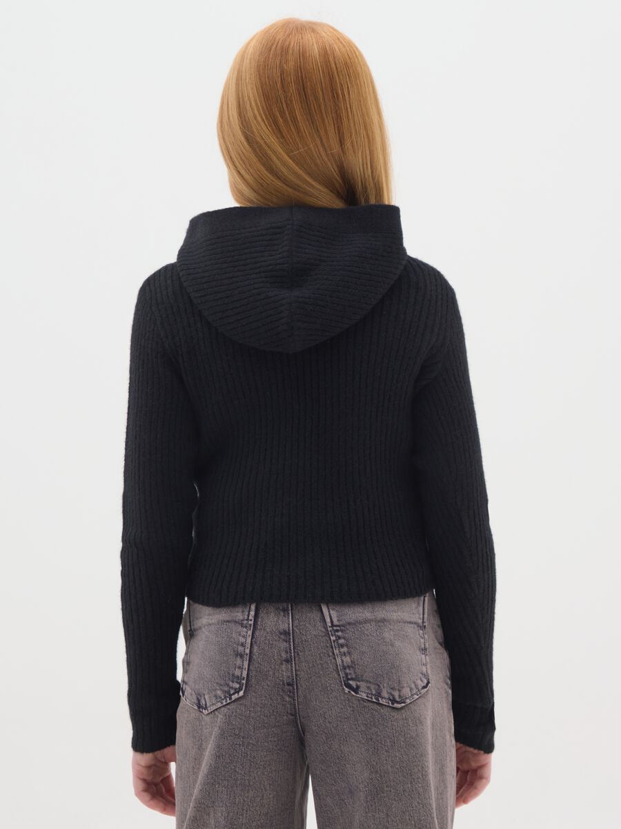 Maglione da ragazze in misto lana nero vestibilità fitted con cappuccio_1