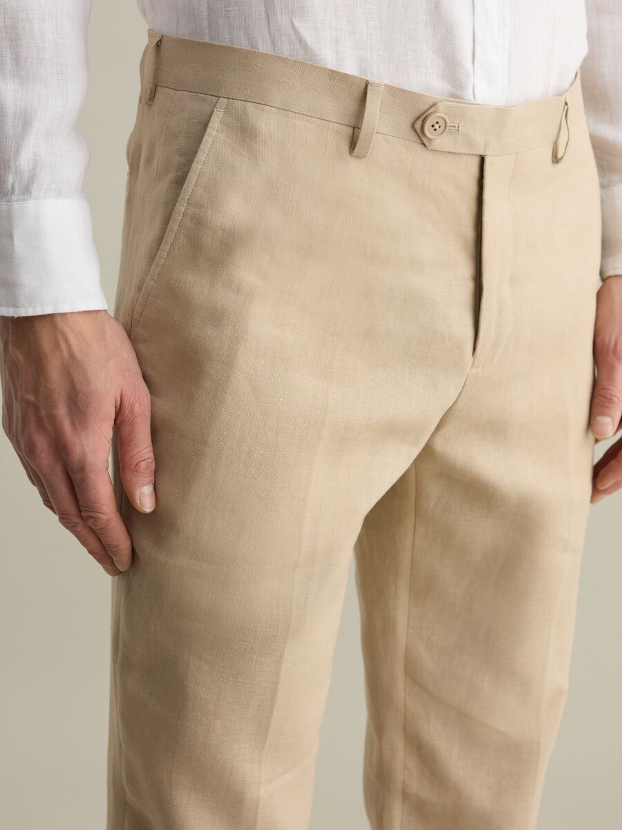 Contemporary regular-fit trousers in linen_2