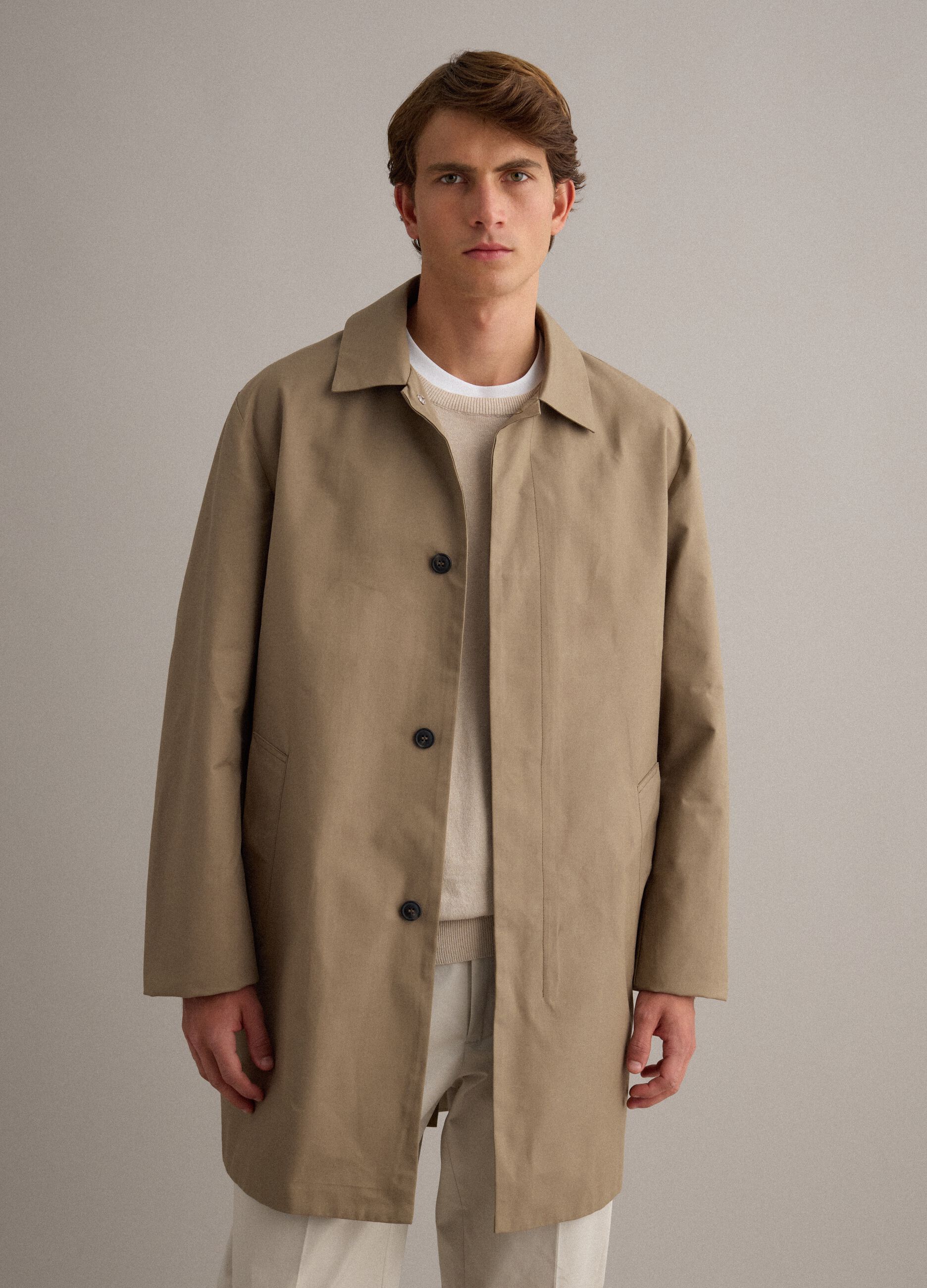 Trench beige regular fit con chiusura a bottoni