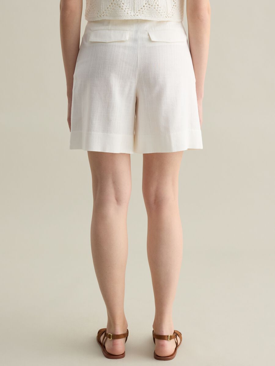 Women’s white regular-fit Bermuda shorts in cotton and viscose_3