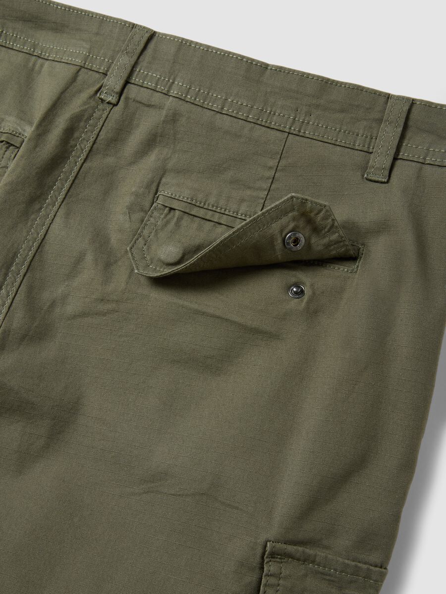 Green stretch cotton cargo Bermuda shorts_5