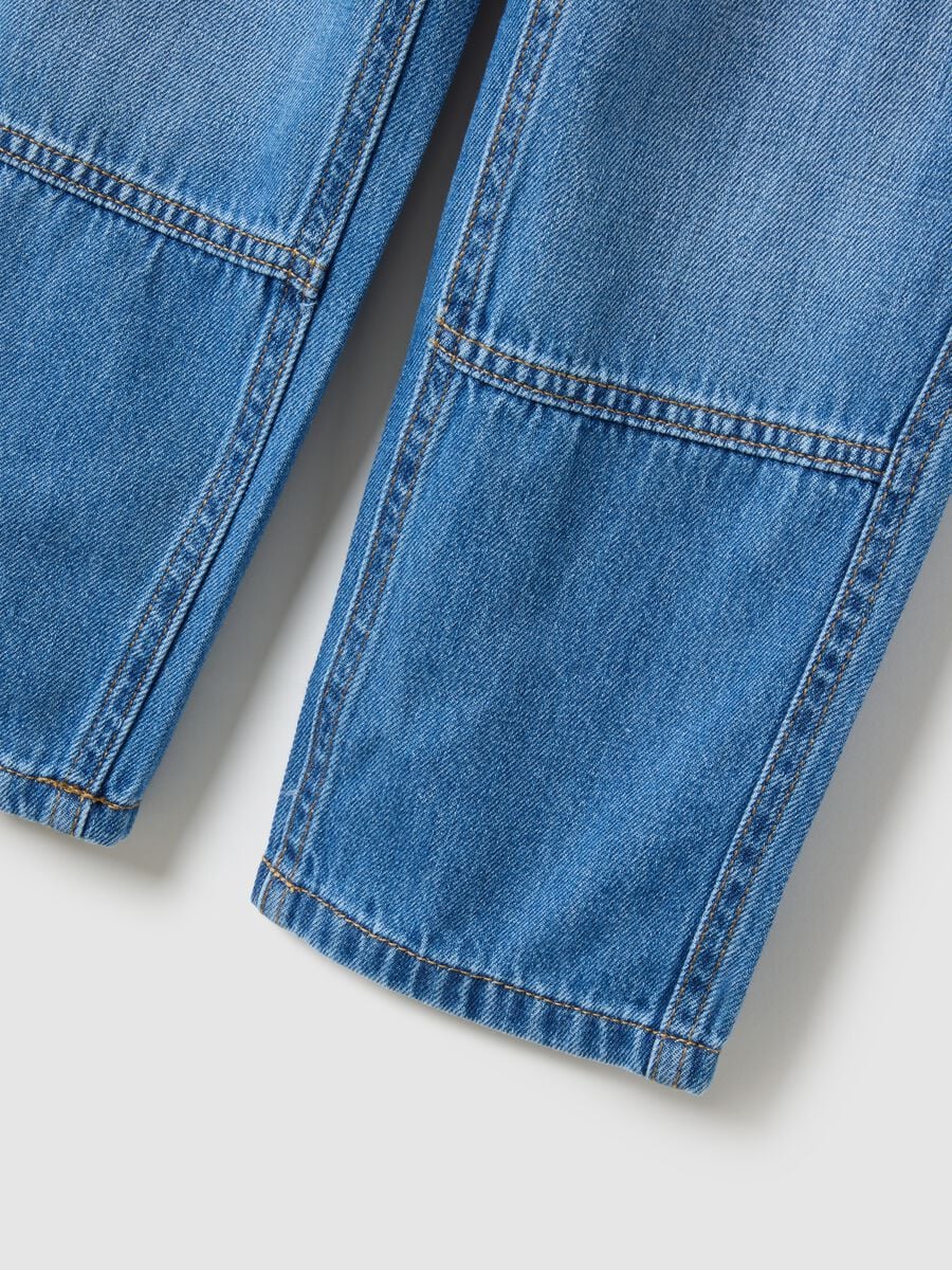 Jeans in misto cotone denim blu relaxed fit da bambino_3