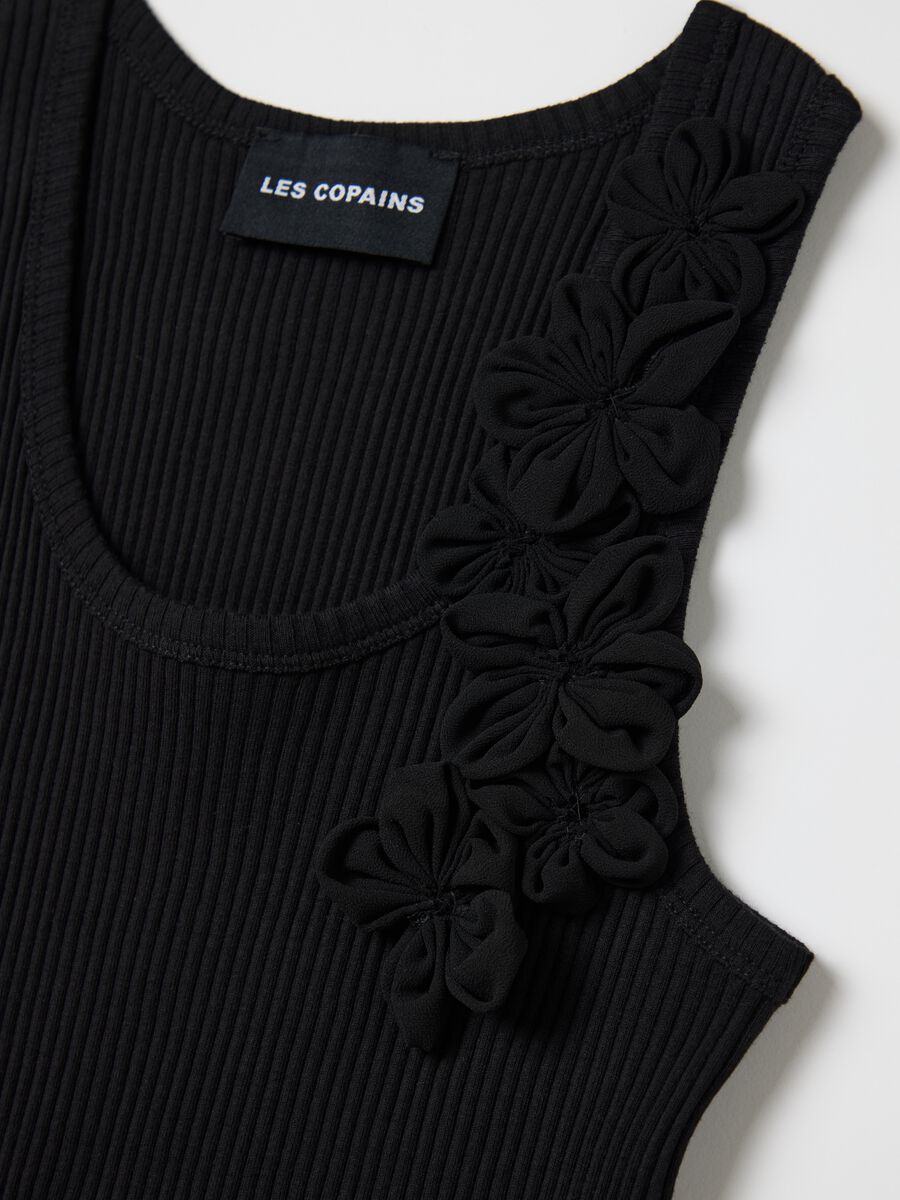Black ribbed top with floral applications_5