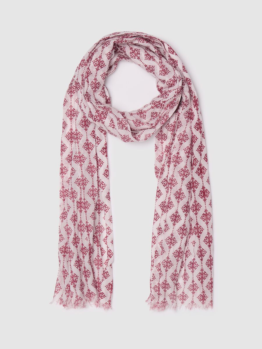 Fringed scarf with ethnic print_0