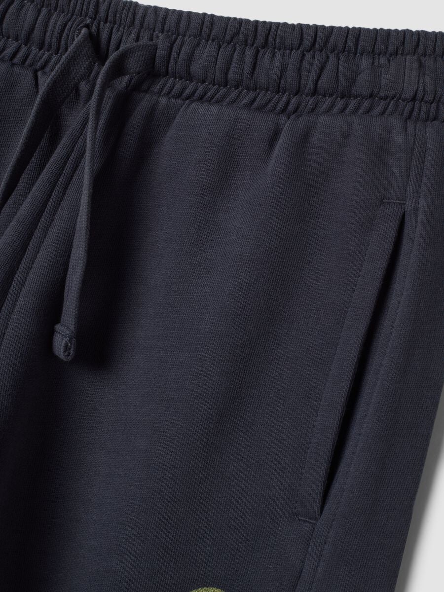 Pantaloni jogger grigi in puro cotone organico con stampa_3