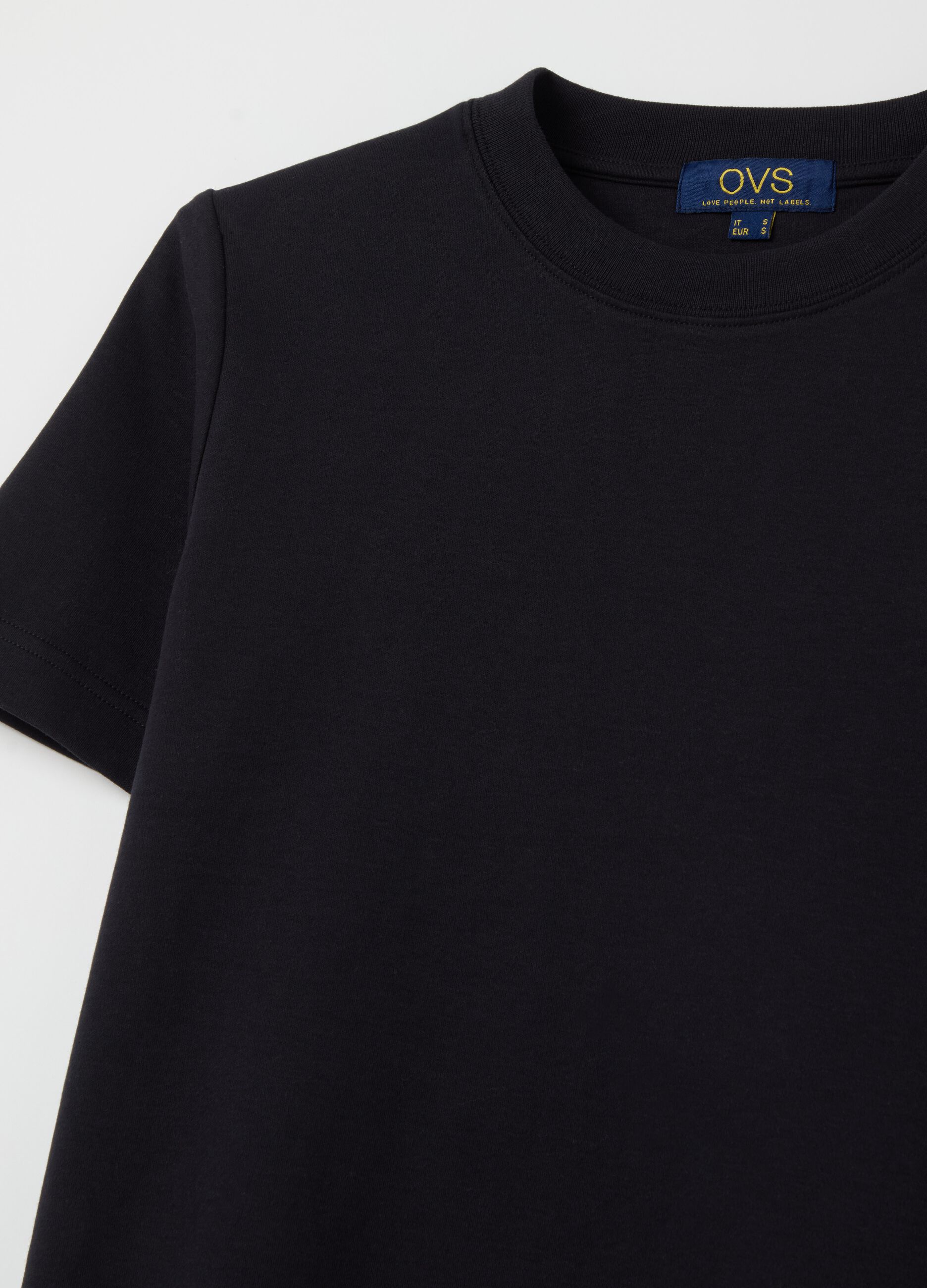 Solid colour T-shirt with round neck