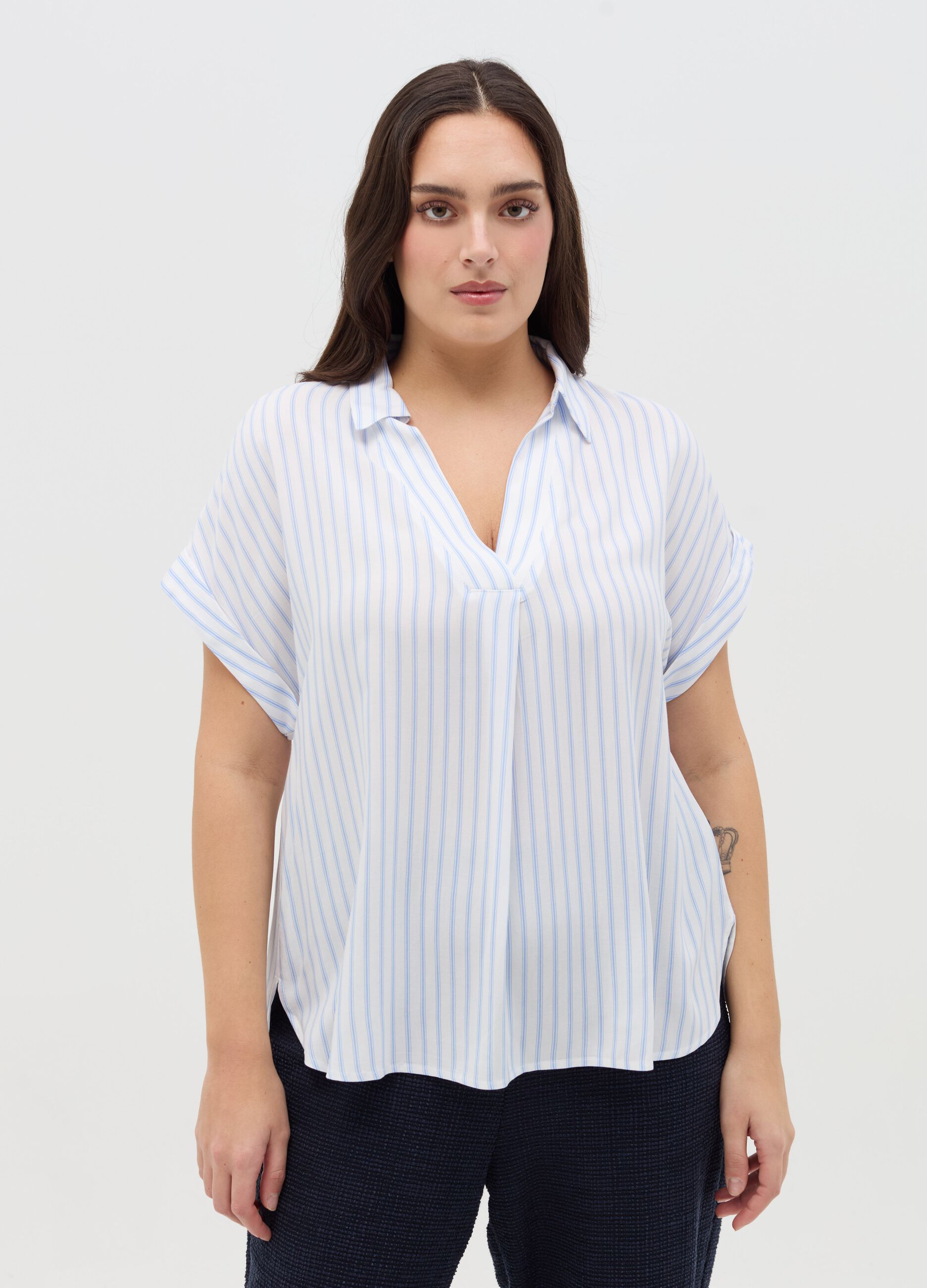 Curvy blouse with V neckline and pattern