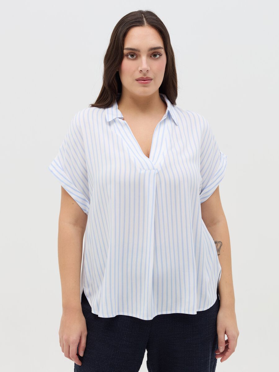 Curvy blouse with V neckline and pattern_0