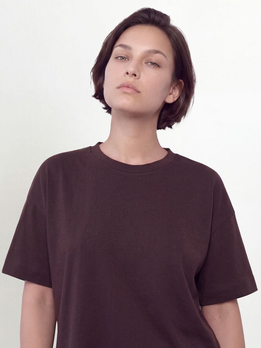 T-shirt girocollo marrone in misto cotone e modal elasticizzato regular fit_0